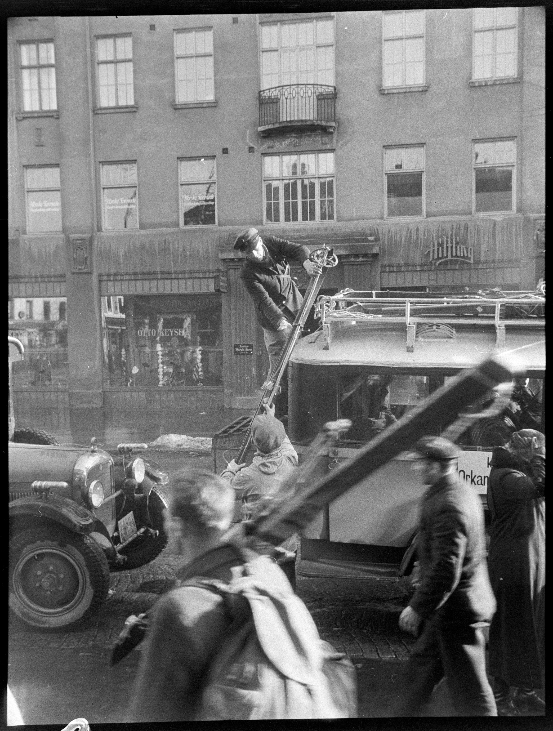 Gatebilde 1936: Rutebilerne