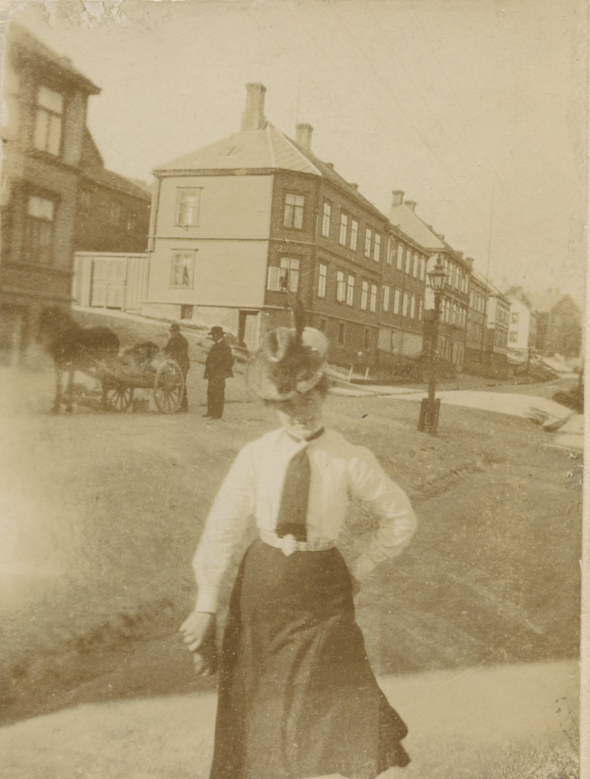Gudrun Johansen i Nedre Møllenberg gate (ca. 1901)